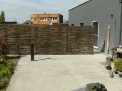 Plaatsing afsluiting in kastanjehout
